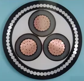 ¿Cuáles son los requisitos de rendimiento para los materiales aislantes de los cables eléctricos de media tensión?