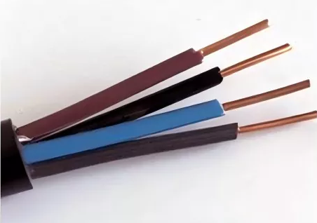 ¿Cuáles son los materiales aislantes utilizados en los cables de control con aislamiento plástico?